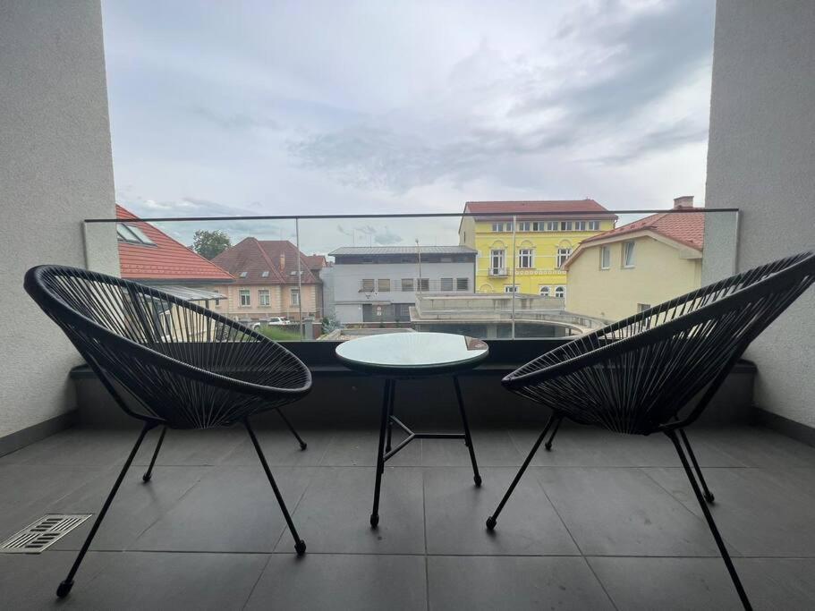 Apartmán Rezidencia Kmetova So Sukromnym Parkovanim Zdarma, 5 Min Peso Do Centra *